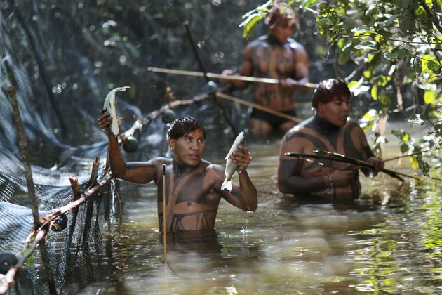 Gambar Aktivitas Kehidupan Suku Yawalapiti di Hutan Amazon 