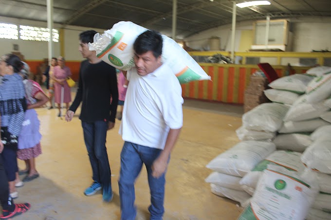 Edil de Zaachila entrega fertilizantes