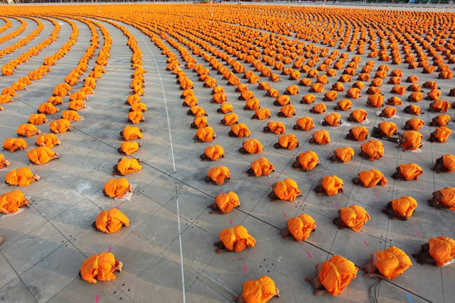 Mass ordination ceremony in front of Dharmakaya Ceitiya