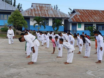 Deny Irawan Susanto Latih Karate ke Anak Didik di Tanut