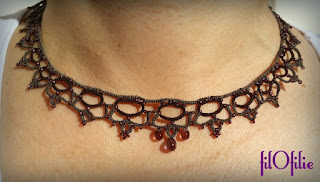 Collier en frivolité, dentelle aux navettes