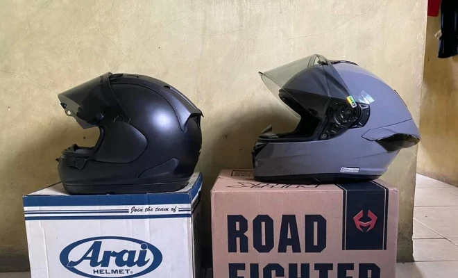 tampak samping foto perbandingan besar batok nhk mark 1 dengan arai rx7x (foto : Amri Yahya)