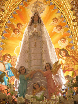 Imagen de la Virgen del Valle rodeada de angeles