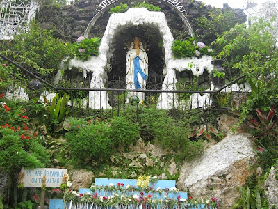 Lourdes Grottoの上にある聖母マリア像