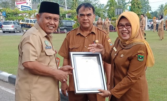 Pemko Pariaman Serahkan Sertifikat Akreditasi Sekolah 