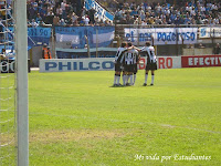 Todos abrazan al autor del gol pincha