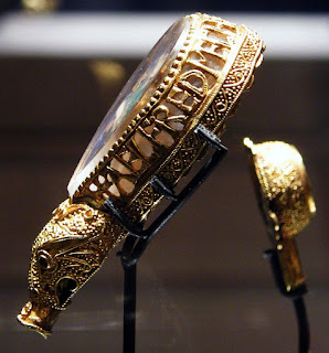 Side view of the Alfred Jewel