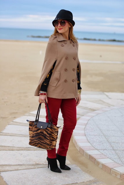 Longchamp Le Pliage tigre bag, vintage style hat, Persunmall cape, Fashion and Cookies, fashion blogger