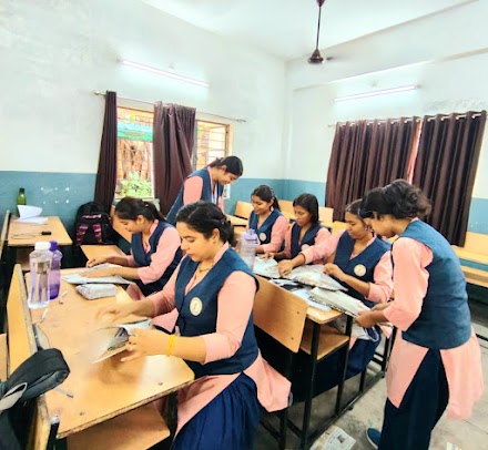Jamshedpur डी बी एम एस कॉलेज आफ एजुकेशन के इको क्लब द्वारा छात्रों ने विश्व पेपर बैग दिवस पर पेपर बैग बनाया Students of Eco Club of DBMS College of Education made paper bags on World Paper Bag Day