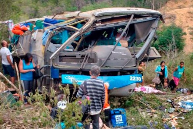 Ônibus tomba e deixa cinco mortos na BR-116