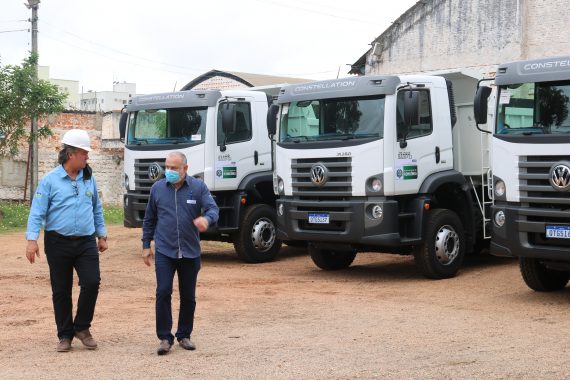 Governo de Rondônia entrega caminhões para atender compradores de calcário do Estado
