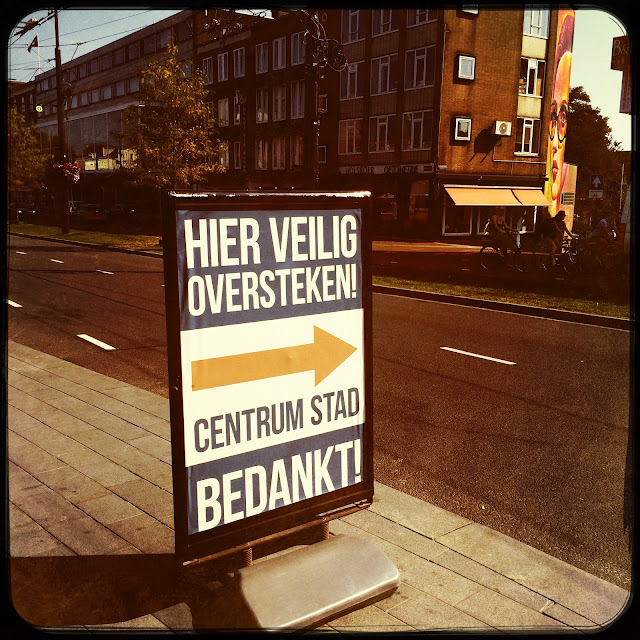 'Hier veilig oversteken', station Arnhem. Hipstamatic: Kaimal Mark II + Love 81. Foto: Robert van der Kroft