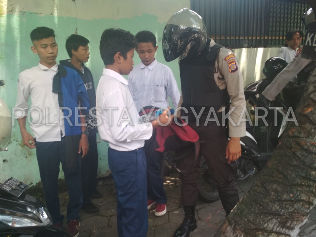 Cegah Tawuran Pelajar, Petugas Periksa Pelajar Nongkrong di Baciro