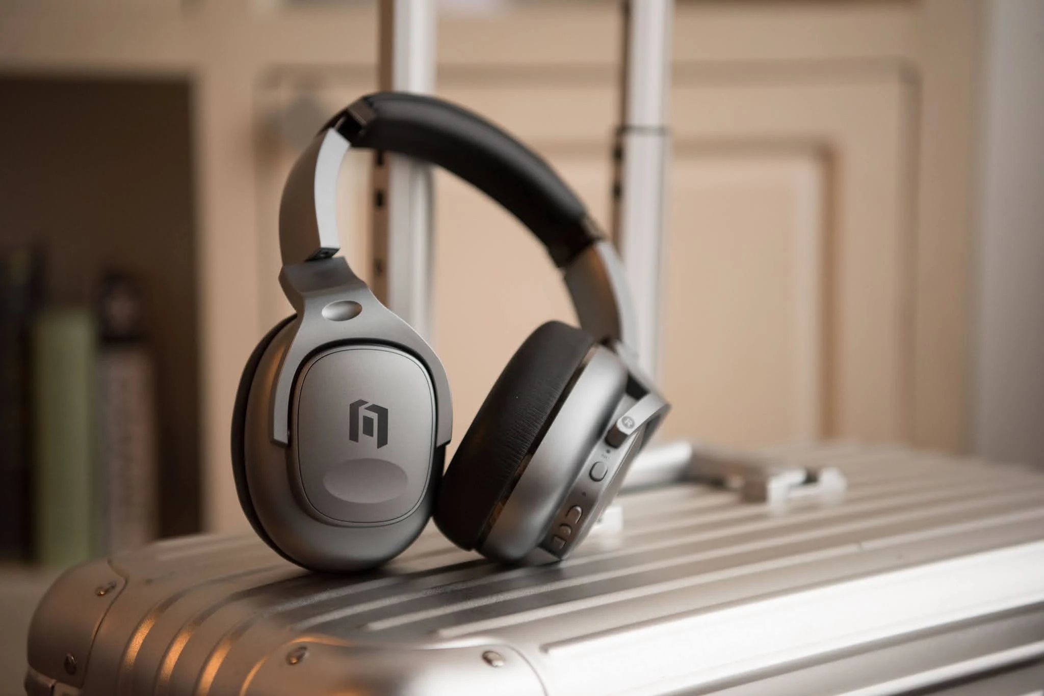 Mobvoi präsentiert TicKasa | Ein günstiger ANC Over-Ear Kopfhörer mit Qualcomm ® aptXTM HD Audio und AAC-Audio-Codecs und langer Laufleistung