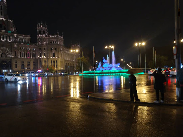 #5dic Encendido de la fuente de La Cibeles, Madrid, por el Día Mundial del Suelo. Iniciativa de "Salvemos el Suelo", canalizada ante el ayuntamiento por el Movimiento SER Sinergia, Experimentación, Reinvención. Son venezolanos en España, trabajando por el planeta. Una lluvia mansa muy beneficiosa para este organismo vivo acompañó el hecho.