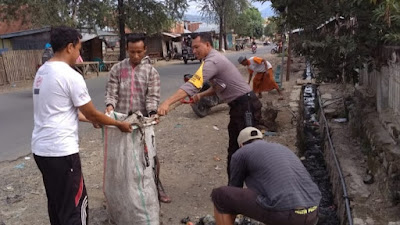 Tingkatkan Kesadaran Warga, Kades Kalampa Terapkan Kegiatan Jumat Bersih