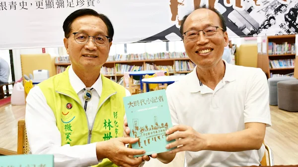▲林世賢市長推薦老朋友曾明財記者的新書《大時代小記者：一個眷村台灣人的私房筆記》。（記者林明佑翻攝）