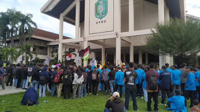 Ratusan Mahasiswa Gelar Aksi Demo,DPRD Tidak Berada Di Tempat