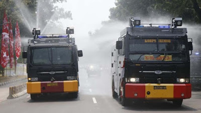 Meski Tuai kritik, Pemprov DKI Tetap Lanjutkan Penyemprotan Jalan Guna Atasi Polusi Udara