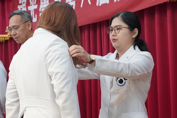 ▲大葉大學視光系師長為實習生穿上白袍。（記者林明佑翻攝）