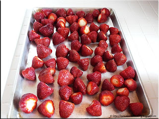 prepping berries for freezing