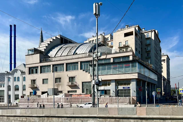 вид с Малого Каменного моста, Болотная набережная, бывший кинотеатр «Ударник»