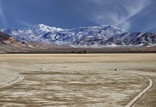 Бродячие скалы в Racetrack Playa