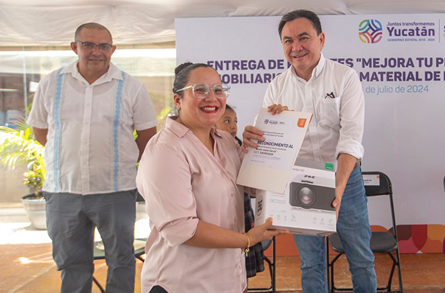 En ese marco se reconoció la labor educativa de los Consejos de Participación Escolar pertenecientes a cada plantel beneficiado