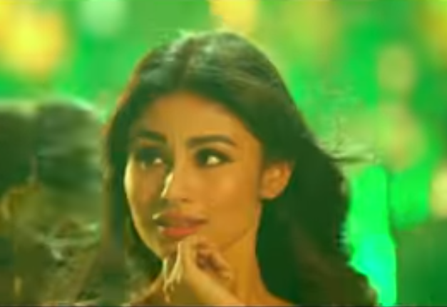 Mouni Roy sizzles in the song 'Ki Kariye Nachna' from the movie 'Tum Bin 2'.