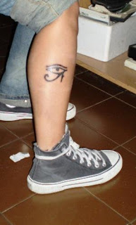 TATTOO TATUAJE OJO DE HORUS EN PIERNA AMULETO