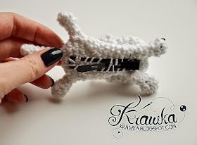 Krawka: Little white kitten - Crochet hair accessory with free pattern