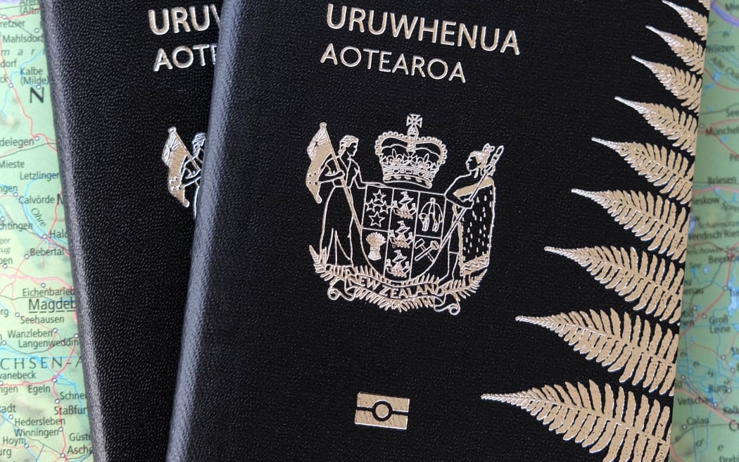 Bộ Nội vụ lưu ý người dân nộp đơn xin cấp hộ chiếu mới nên làm trước một khoảng thời gian dài vì nhu cầu làm hộ chiếu đang tăng cao theo mùa và việc nâng cấp hệ thống hộ chiếu đang làm chậm thời gian xử lý. Ảnh: Hộ chiếu New Zealand