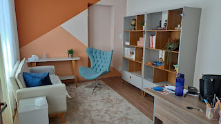Consultório de psicologia com decoração acolhedora