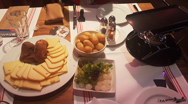 Raclette, Restaurante Pfistern, Lucerna, Suíça.