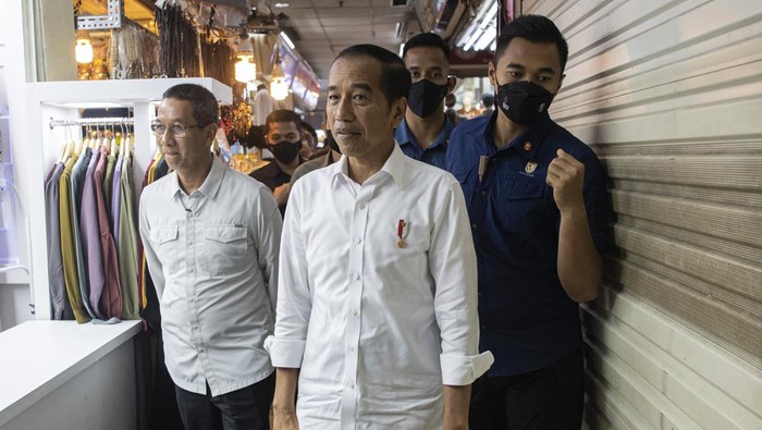 Menkes Anjurkan Warga Tetap Pakai Masker, Lha Jokowi Gimana? Tak Pakai Masker di Kerumunan