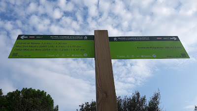 GR-7 Coll de la Teixeta a Arbolí, camí de Mas d'en Mestre i collet entre La Miranda i l'ermita de Puigcercer, rètol informatiu