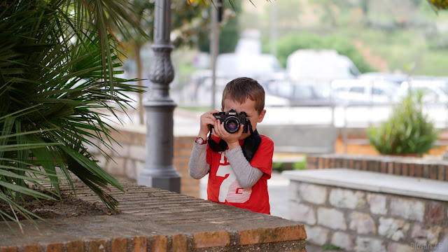 Bambino che fotografa con Nikon a pellicola