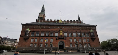 El edificio del Ayuntamiento o Københavns Rådhus de Copenhague.
