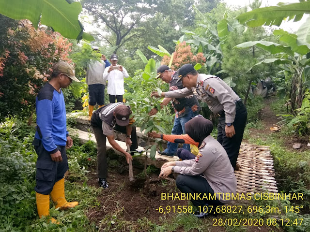 GIAT PENANAMAN POHON POLSEK ARCAMANIK, CIBEUNYING KALER DAN POLSEK GEDEBAGE POLRESTABES BANDUNG