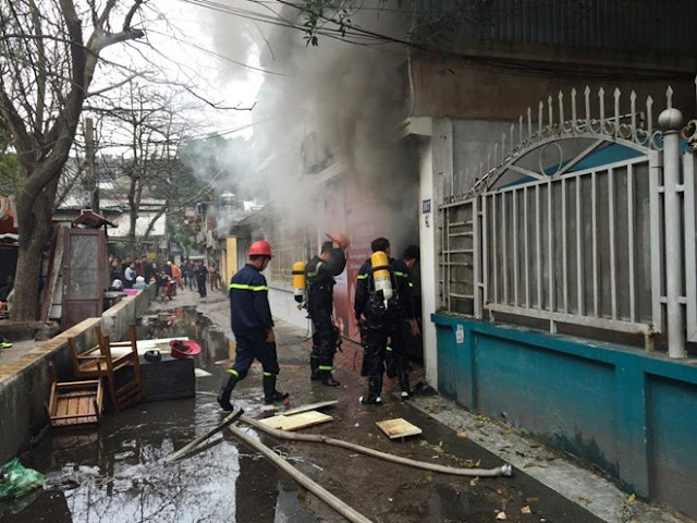 Hà Nội : chung cư cũ C6 Giảng Võ cháy lớn