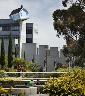 Uniknya Rumah Yang Nyangkut Di Atas Gedung Univ. Falling Star, California [ www.BlogApaAja.com ]