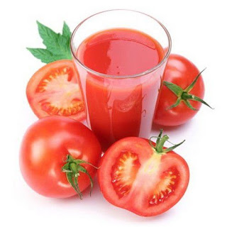 Uống nước ép cà chua và lấy bã đắp mặt tốt cho điều trị tàn nhang