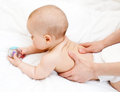 Tác dụng của việc massage cho trẻ sơ sinh 