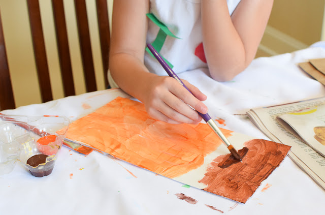 Paper Bag Pumpkins- easy and fun Halloween decor that kids can make.  Leave them plain as a craft for fall, or add a jack-o-lantern face as a Halloween activity.  Fun for preschool, kindergarten, or elementary.