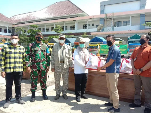 Gubernur NTB serahkan bantuan Banjir Bima