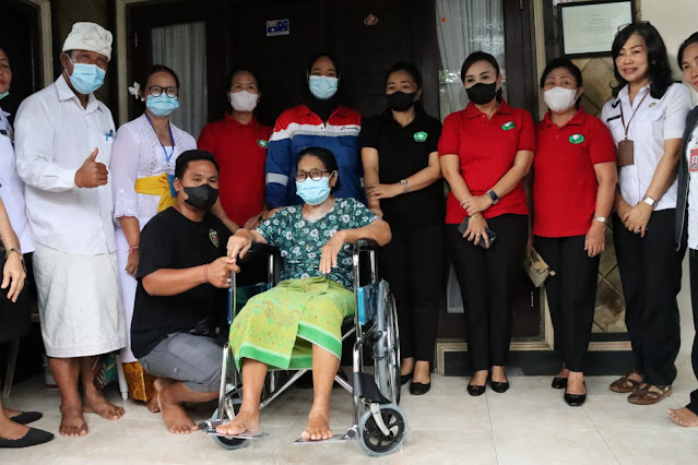    Kunjungi Lansia Ny Antari Jaya Negara Serahkan Bantuan Kursi Roda