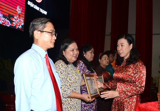 Đồng chí Triệu Lệ Khánh, Phó Bí thư Thường trực Quận ủy trao Giấy khen cho các tập thể điển hình “Dân vận khéo”.