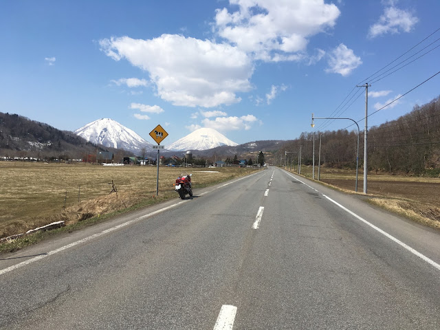 蝦夷富士（羊蹄山）と尻別岳に向かって走るドカティ