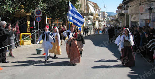 η μαθητική παρέλαση στην Κρέστενα – Γιορτινή ατμόσφαιρα σε Ζαχάρω και Καλλίκωμο