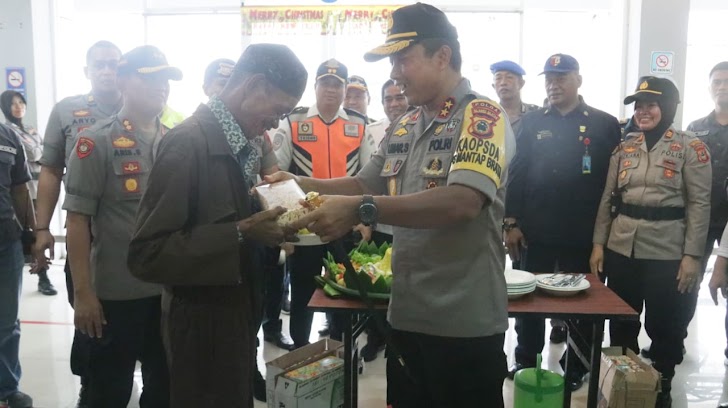 Kapolda Sulsel Makan Bersama Buruh Pelabuhan Makassar